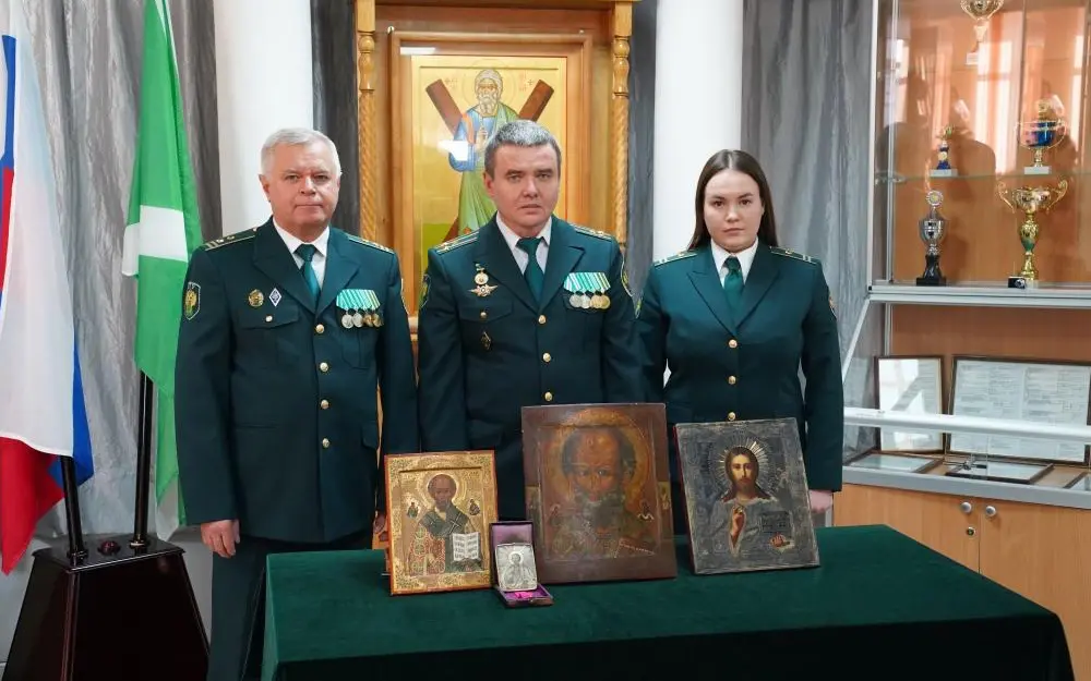 Брянские таможенники перехватили старинные иконы XIX века в посылке из Германии