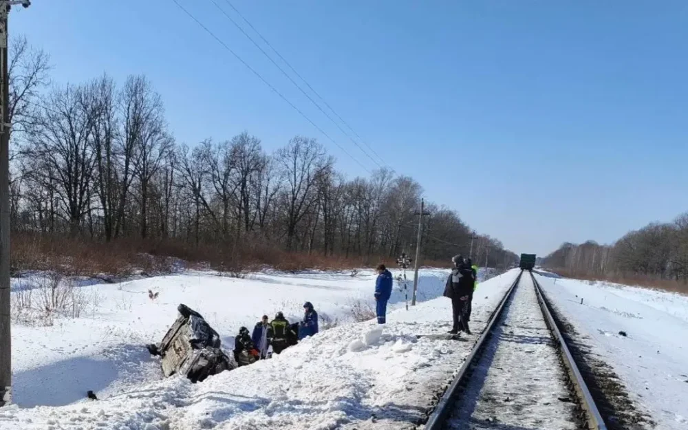 В Брянской области автомобиль попал под поезд на переезде — погибли 2 человека