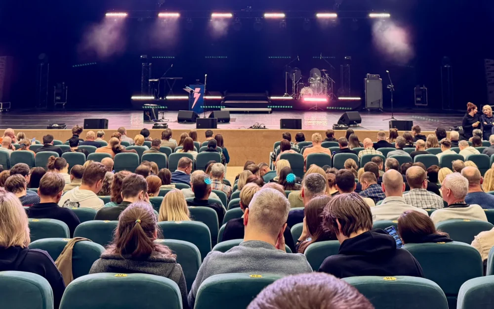 Брянский суд обязал заменить 330 опасных кресел в клубе