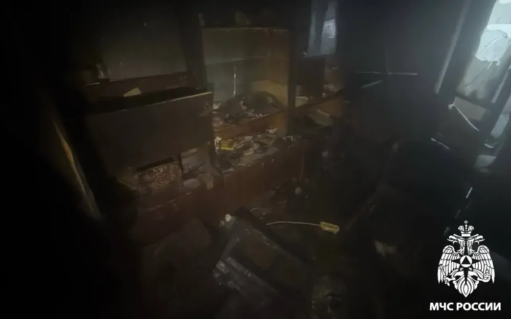 В Брянске огнеборцы вытащили человека из горящей квартиры на улице Фрунзе