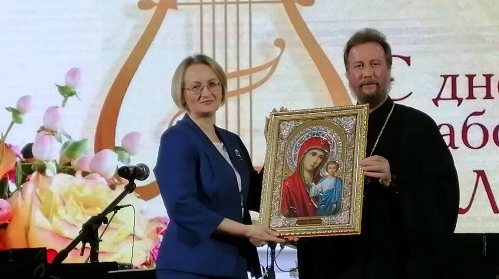 Благочинный Брасовского церковного округа поздравил работников культуры с профессиональным праздником