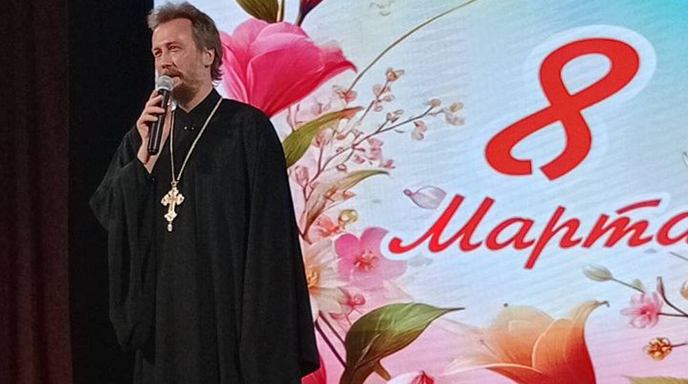 Благочинный Брасовского церковного округа поздравил женщин с 8 Марта