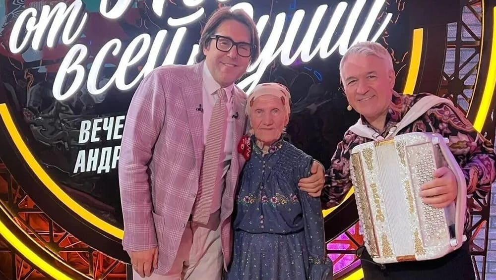 Брянская пенсионерка подарила Малахову лапти и чугун с картошкой