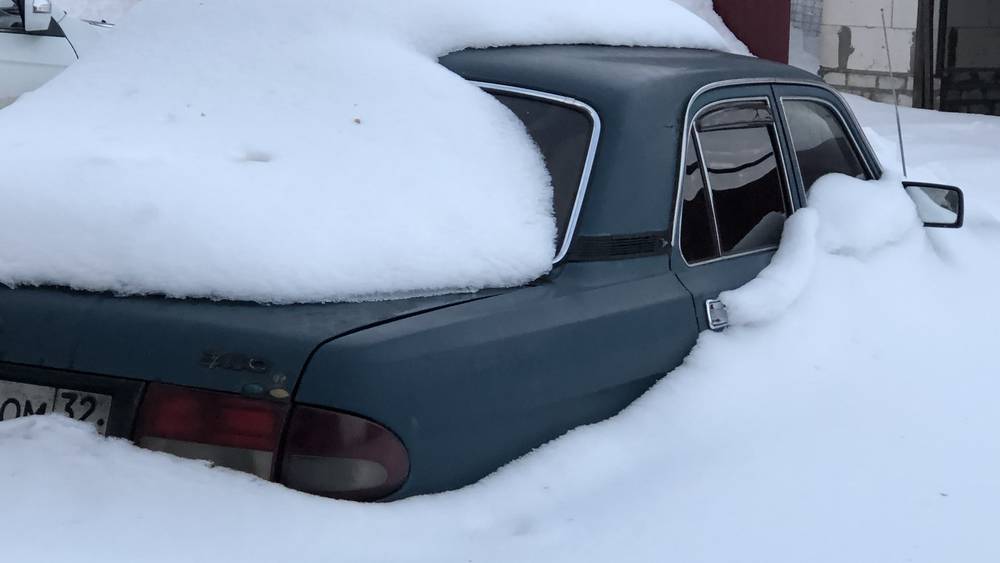 Железо всмятку: во дворах Брянска начался кошмар для автомобилистов