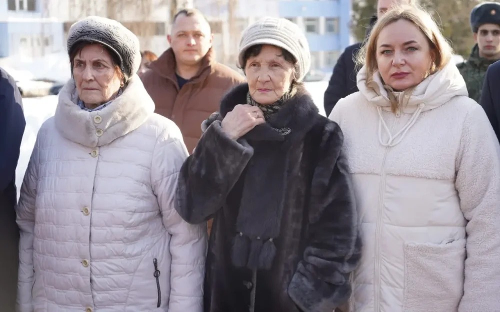 В Брянске у монумента «Круговая оборона» почтили память героев шестой роты