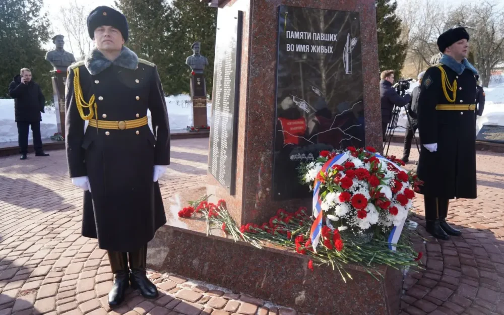 В Брянске у монумента «Круговая оборона» почтили память героев шестой роты