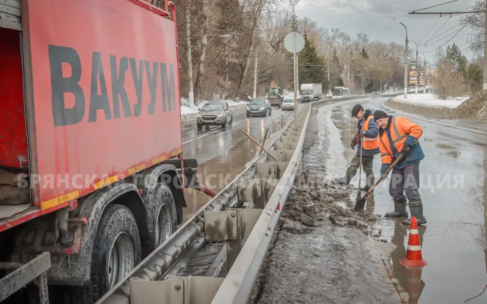 Брянские дорожники начали чистить ливнёвки вакуумом