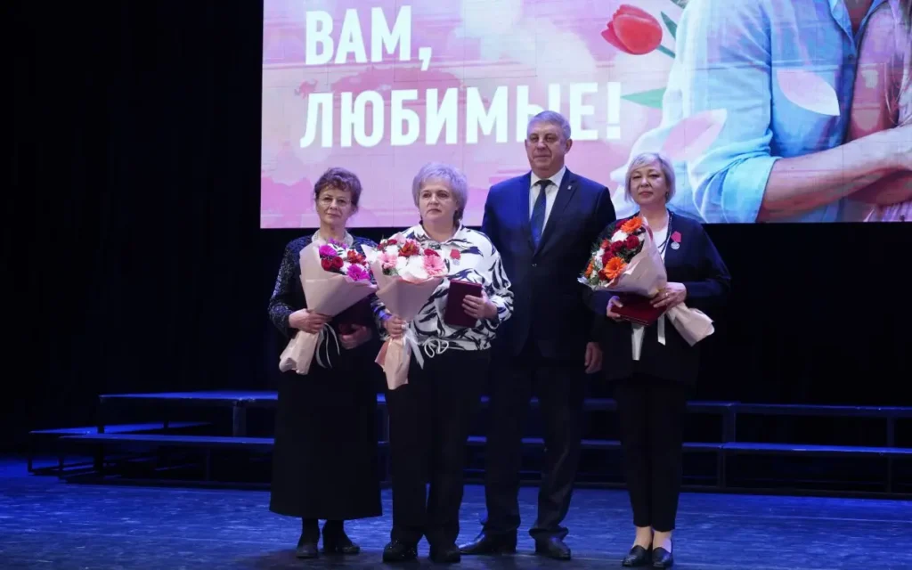 Губернатор поздравил женщин Брянской области с 8 Марта