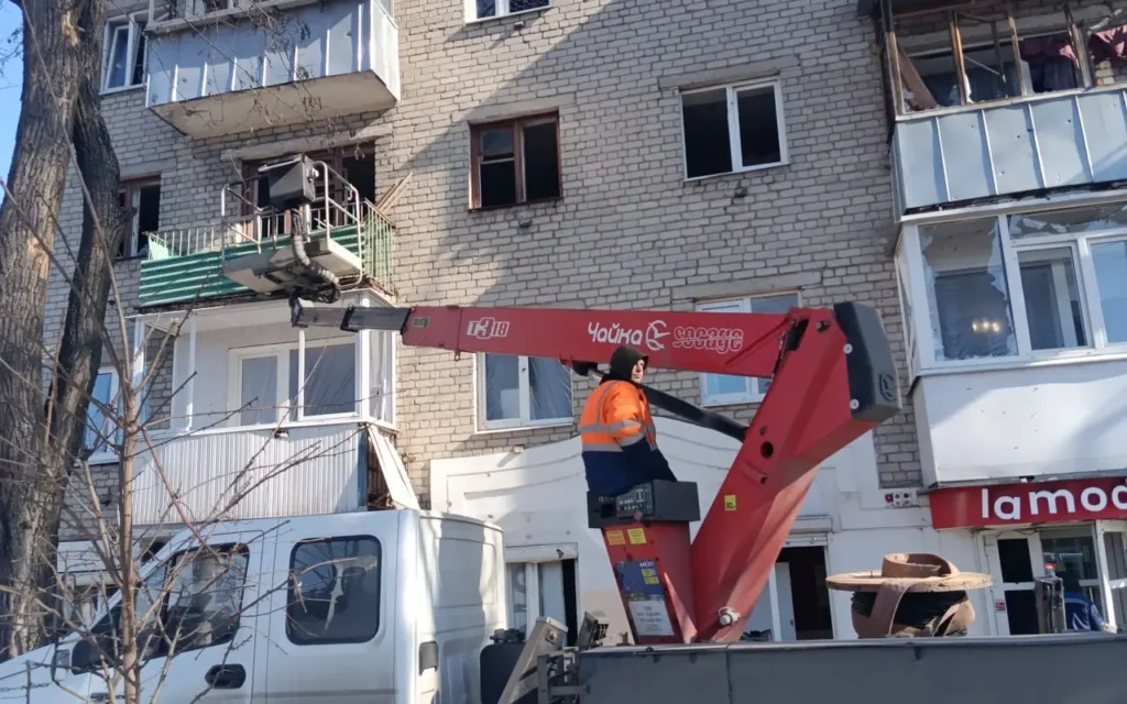 Студенты-спасатели помогают ликвидировать последствия ракетного удара по Брянску