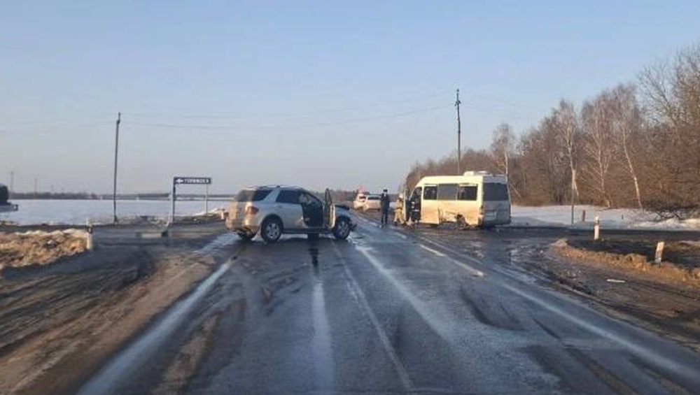 Под Трубчевском на трассе в ДТП с автобусом пострадали двое мужчин