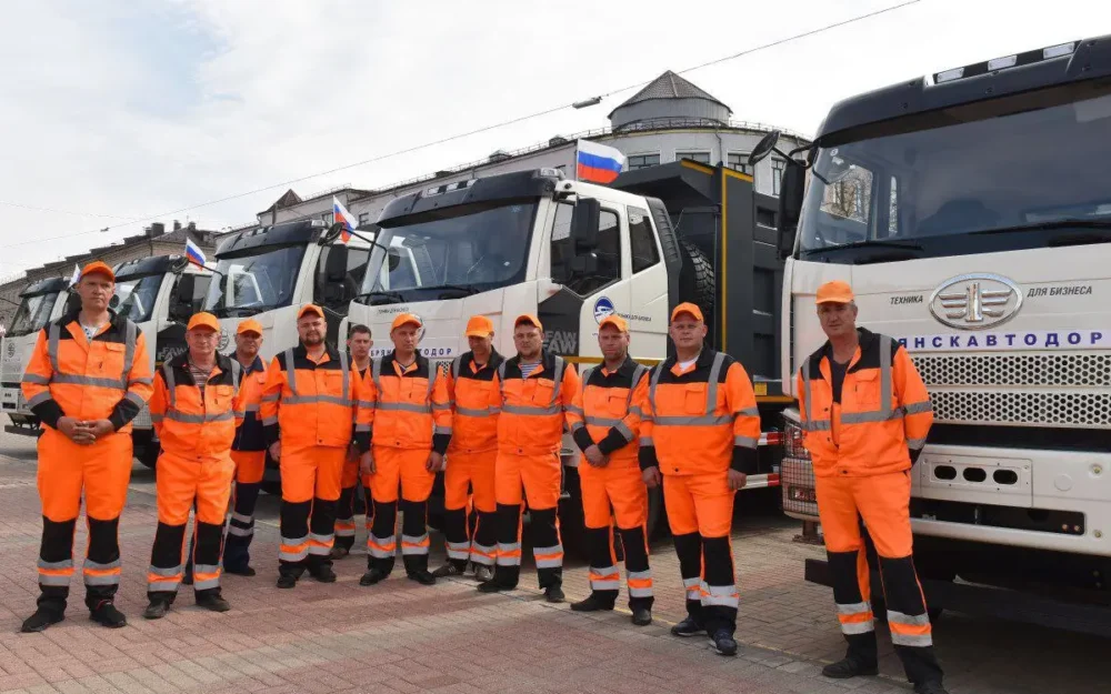 Брянские коммунальщики в праздник получили особую благодарность