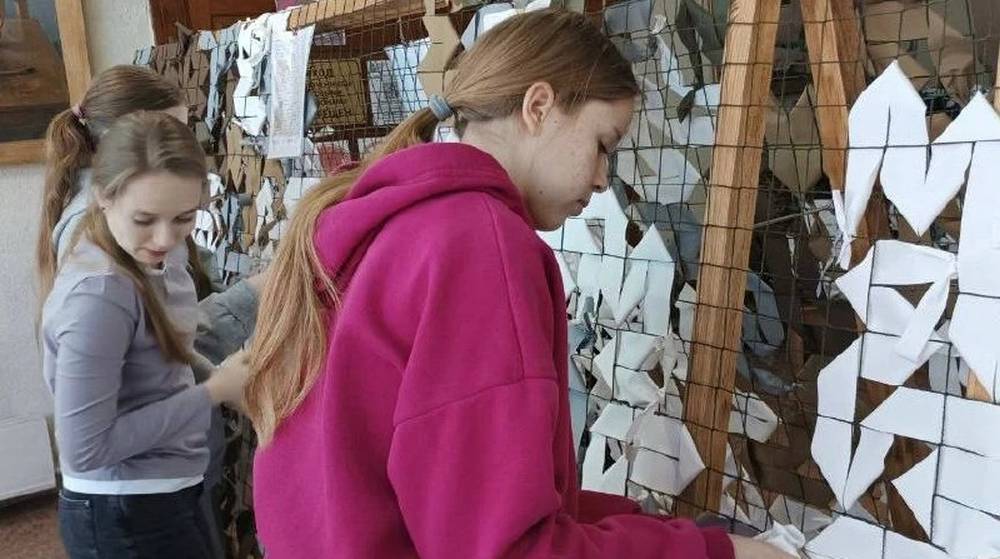 Помощь на передовую: молодогвардейцы Брасовского района плетут сети для бойцов СВО