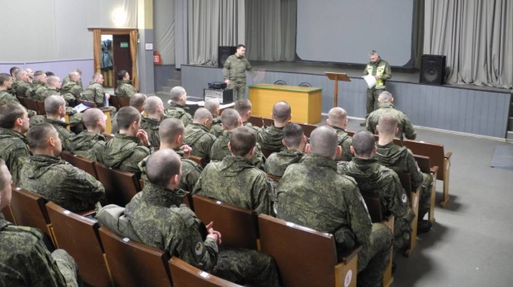 Плановые занятия по безопасности дорожного движения прошли в воинских частях РФ