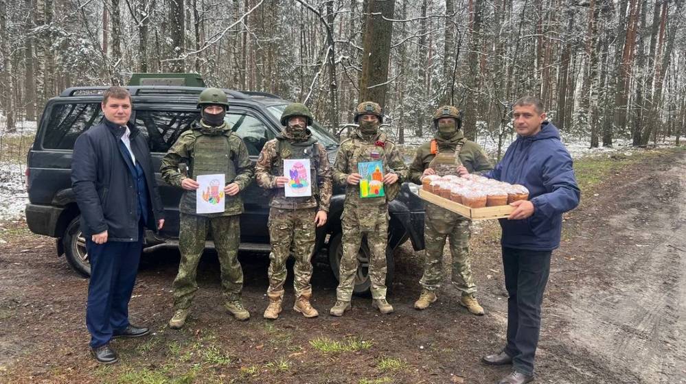 «Единая Россия» передала бойцам СВО освященные куличи