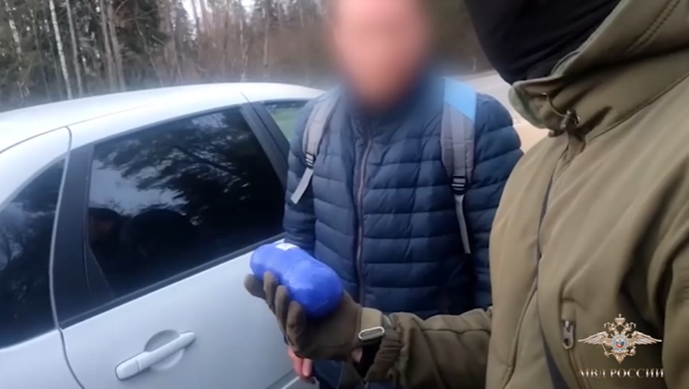 Брянская полиция задержала семерых торговцев наркотиками через интернет