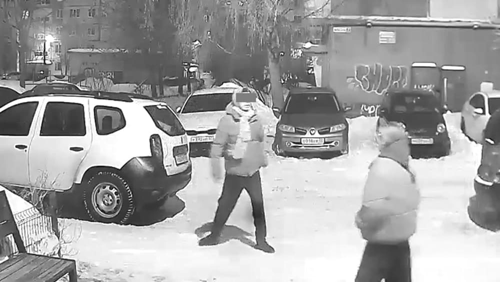 В Брянске 20-летний парень после ссоры с девушкой разбил чужой автомобиль