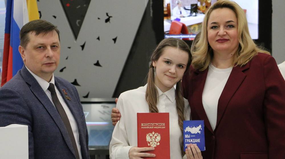 «Мы — граждане России!» — юным брянцам вручили паспорта
