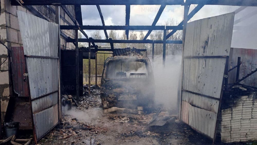 В Суземке Брянской области вспыхнул и сгорел легковой автомобиль