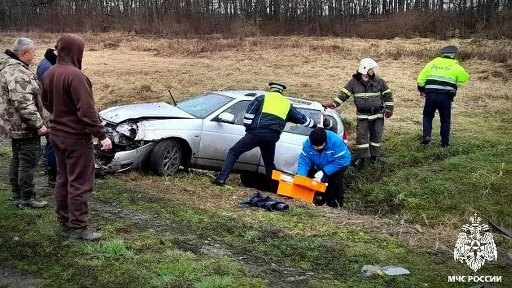 В Брянской области поезд снес с рельсов легковушку, ранен человек