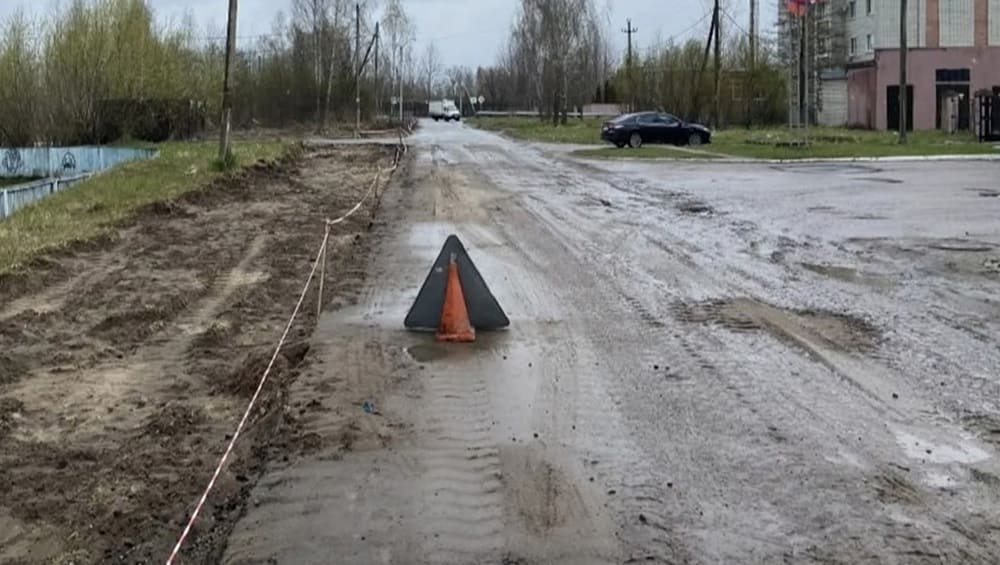 Глава Бежицы Гращенкова указала на лужу строителям дороги по улице Брянской