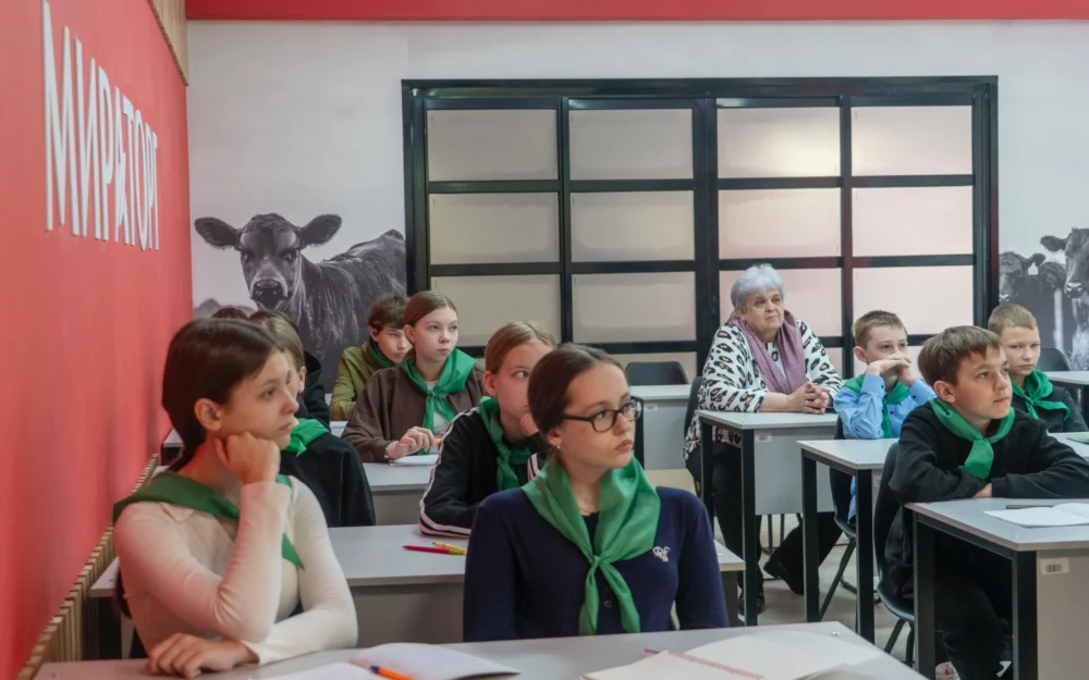 Шаг в профессию: «Мираторг» провёл первый агрономический урок для выгоничских школьников в брендированной аудитории Брянского ГАУ