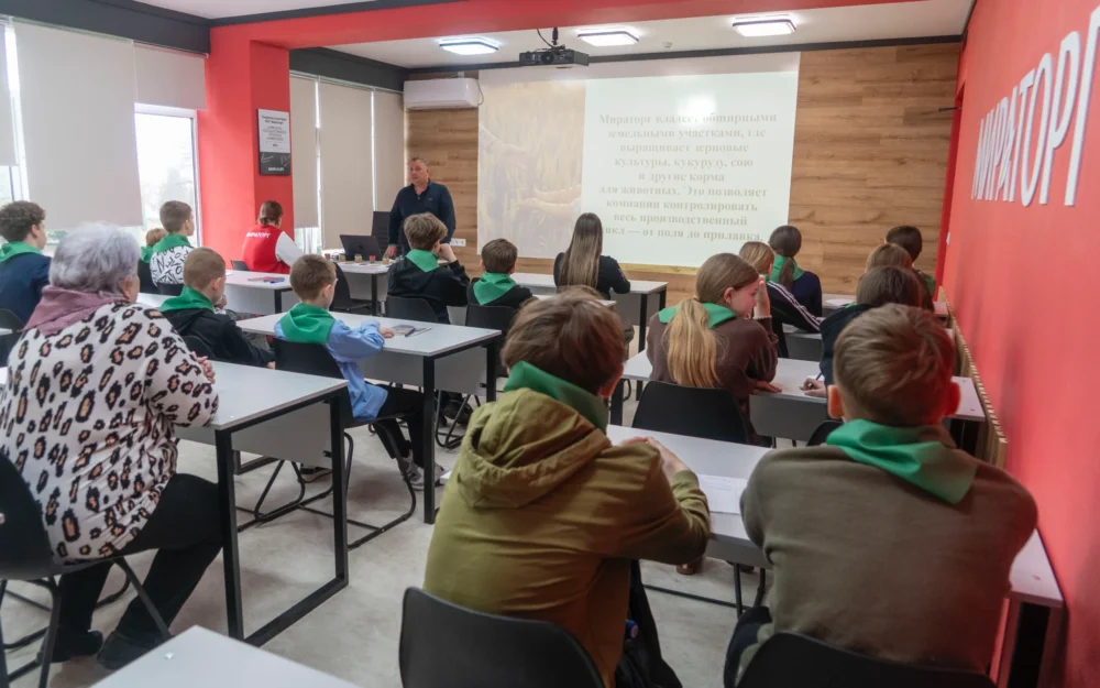 Шаг в профессию: «Мираторг» провёл первый агрономический урок для выгоничских школьников в брендированной аудитории Брянского ГАУ