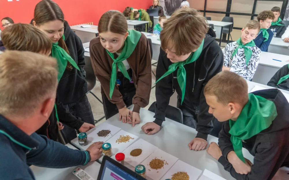 Шаг в профессию: «Мираторг» провёл первый агрономический урок для выгоничских школьников в брендированной аудитории Брянского ГАУ