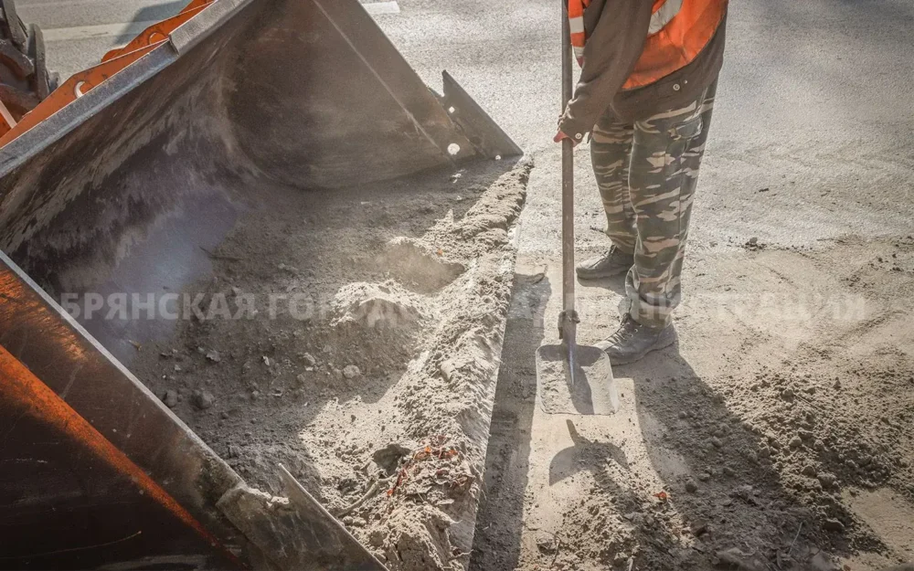 В Брянске дорожники продолжили чистить и ремонтировать улицы