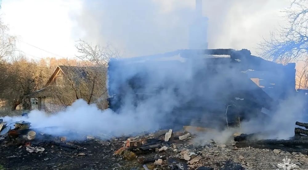 В Жуковском округе Брянской области крупный пожар уничтожил два дома