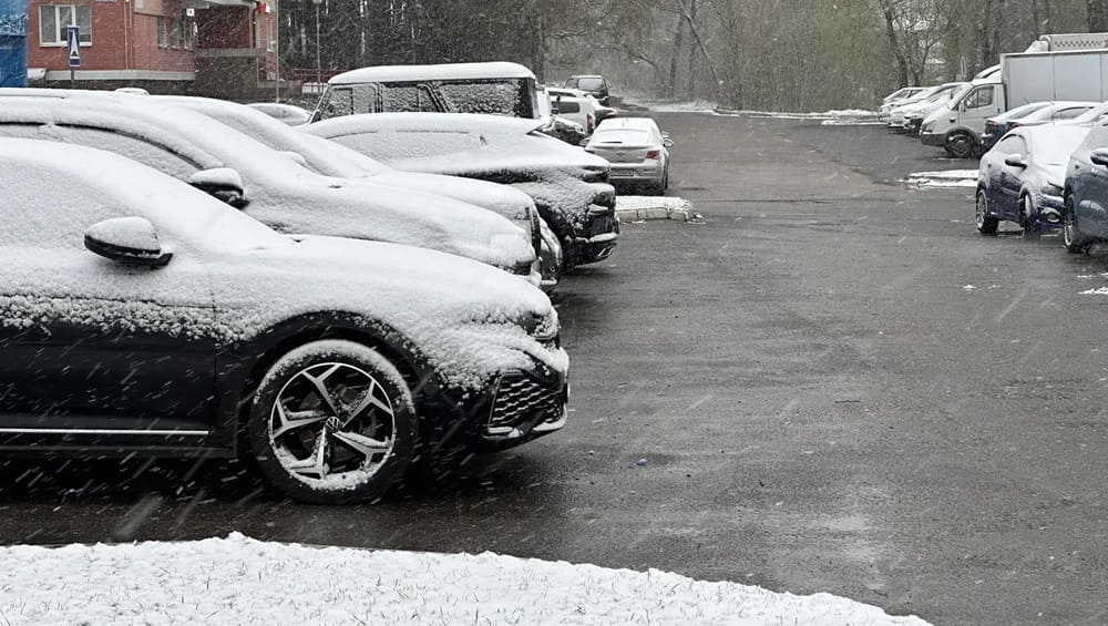 В Брянске снег в конце апреля стал испытанием для водителей