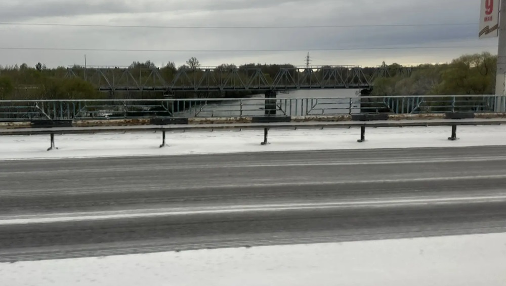 В Брянске снег в конце апреля стал испытанием для водителей