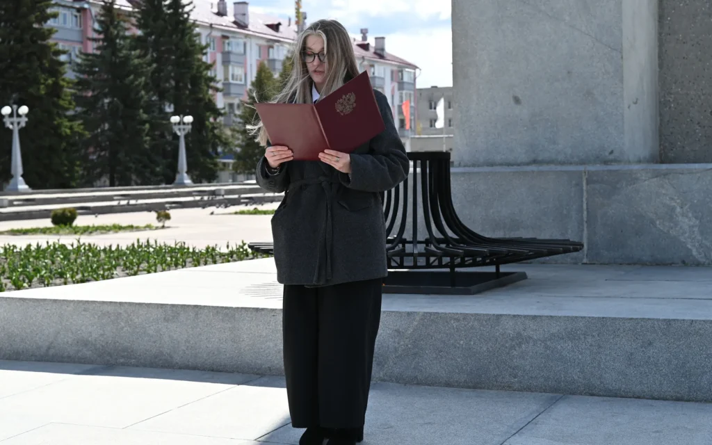 В Брянске у Вечного огня шесть молодых прокуроров присягнули на верность закону