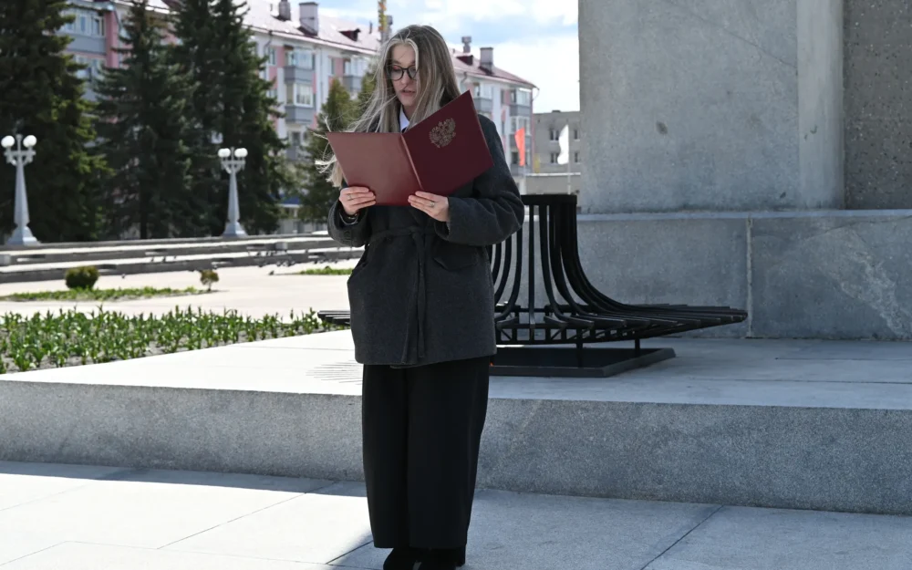 В Брянске у Вечного огня шесть молодых прокуроров присягнули на верность закону