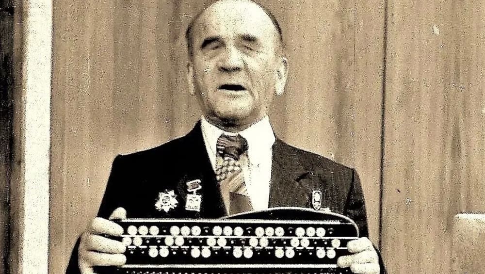 В Локте прокуроры благоустроили могилу музыканта и участника войны Алексея Менякина