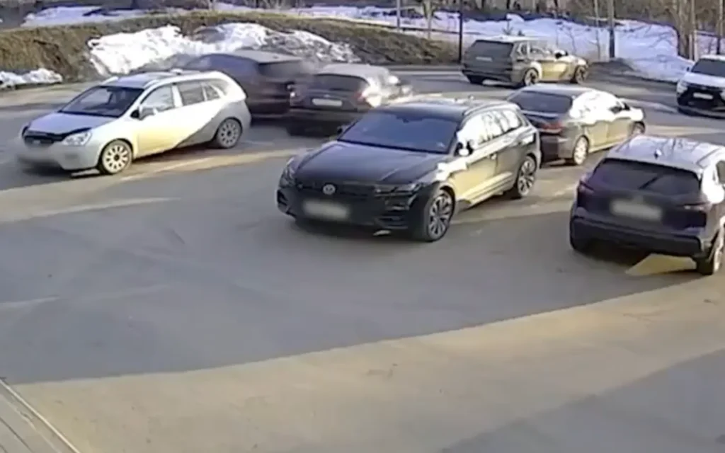 Под Брянском пьяный 36-летний водитель протаранил две легковушки на парковке