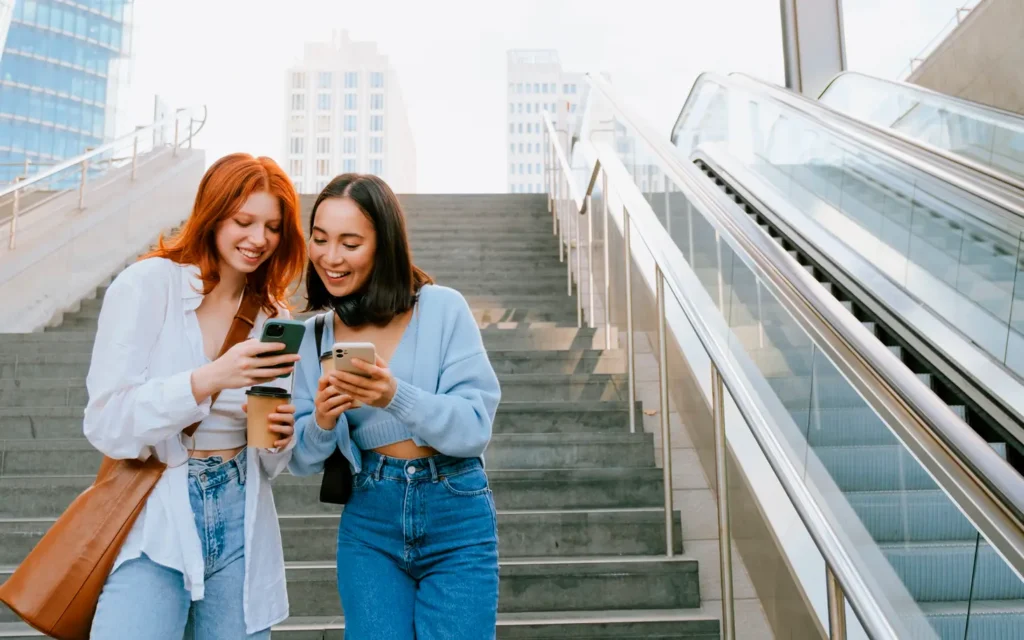 Т2 дарит полгода бесплатной связи новому абоненту и начисляет 2000 рублей тому, кто его пригласил