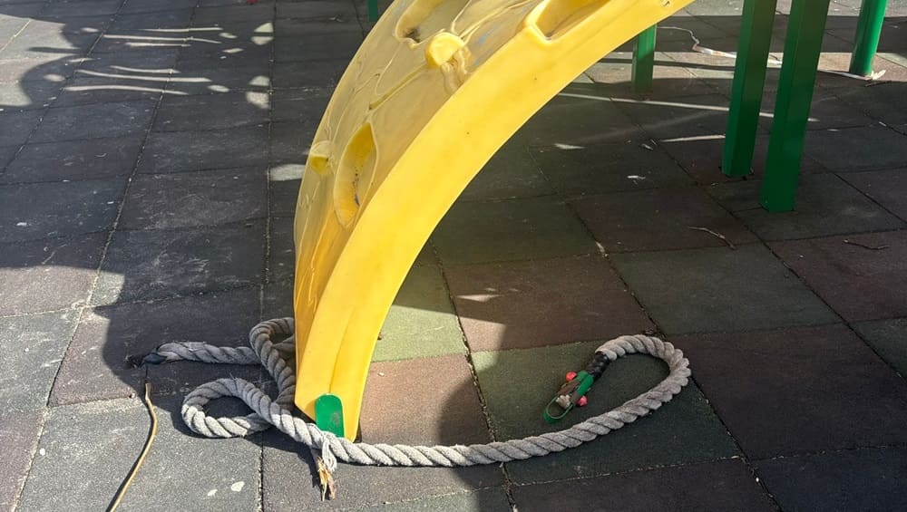 В парке Севска неизвестные дикари разгромили детскую площадку