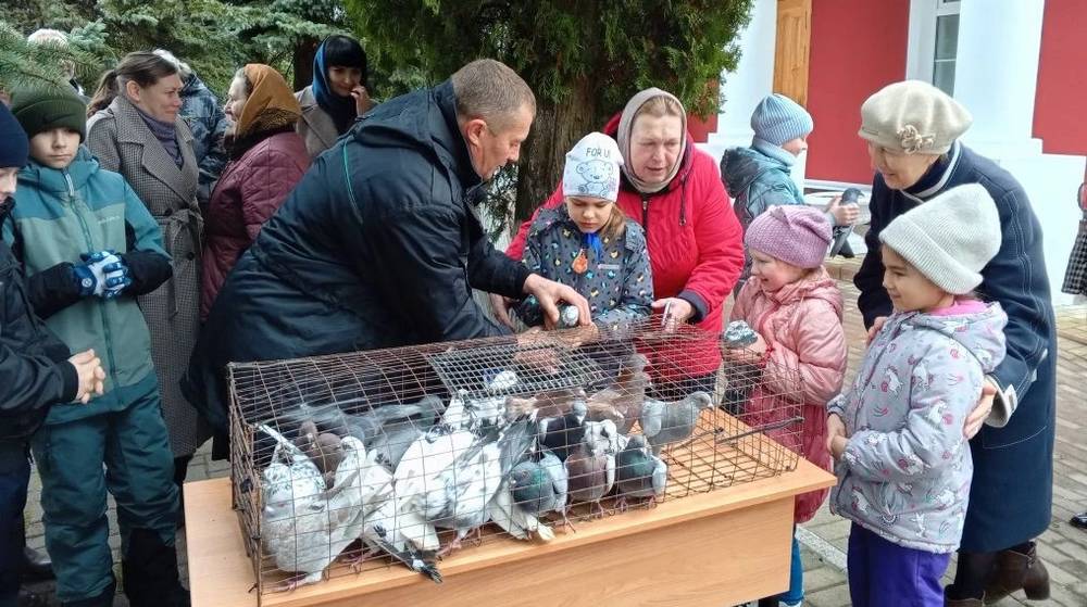 В праздник Благовещения Пресвятой Богородицы на приходе храма поселка Локоть выпустили голубей