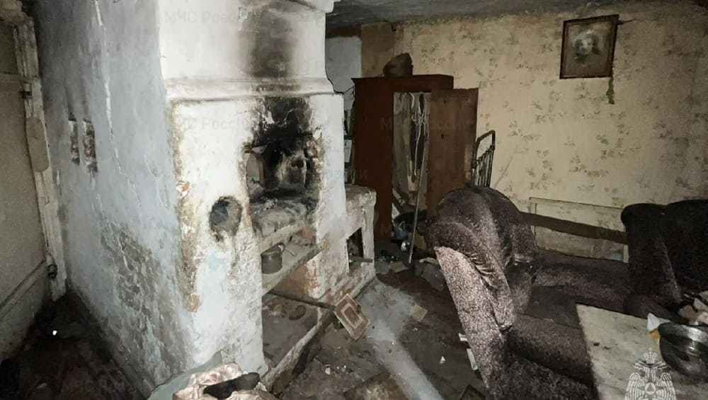 В Новозыбкове Брянской области из горевшего дома спасли человека