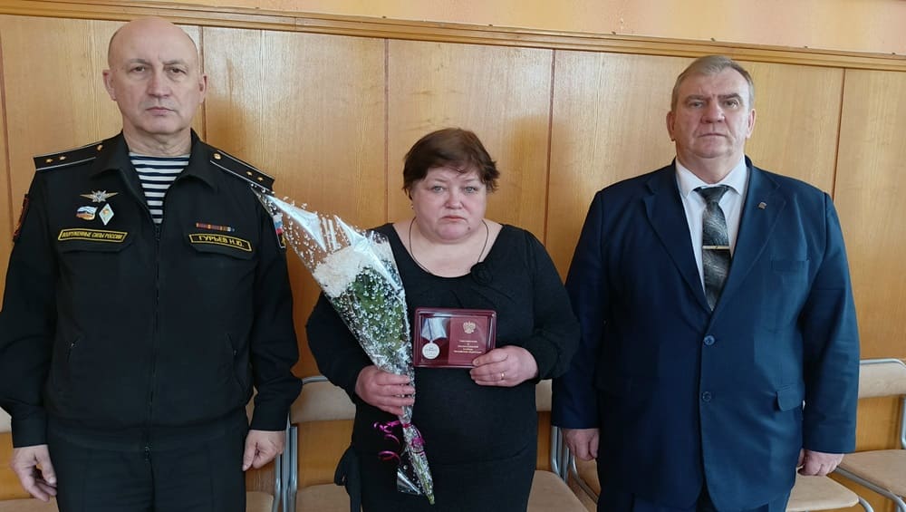 В Брасовском районе матери участника СВО вручили медаль сына «За отвагу»