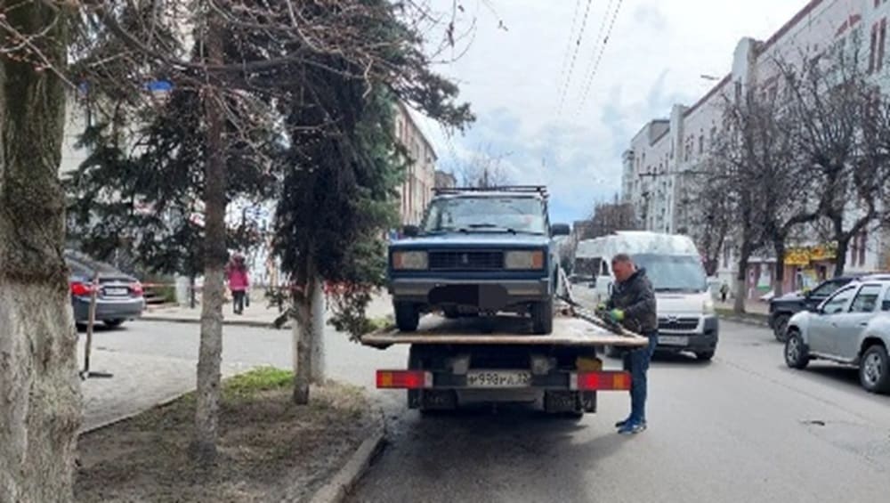 В Брянске за сутки наказали 10 нарушивших правила парковки водителей