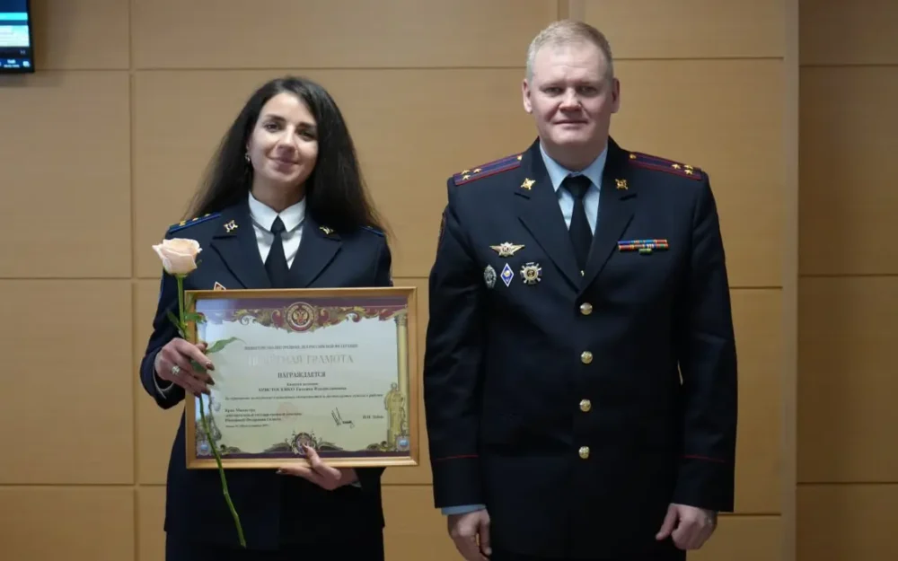 Брянских следователей наградили в честь профессионального праздника