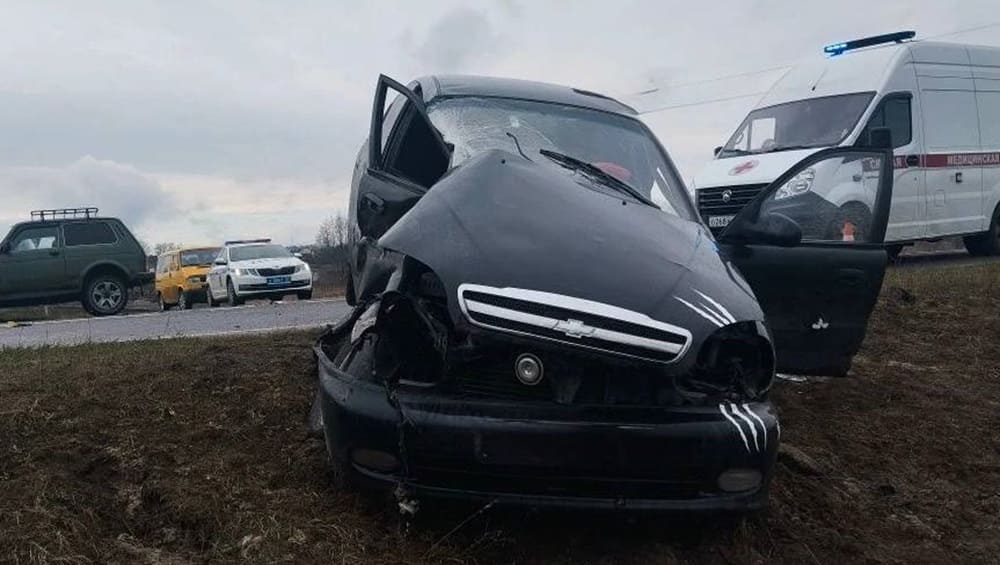 В Навле выезжавшая с пляжа автомобилистка протаранила грузовик и ранила пассажира