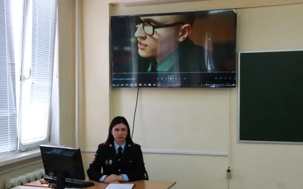 Брянская полиция научила молодежь отличать правду от опасной пропаганды