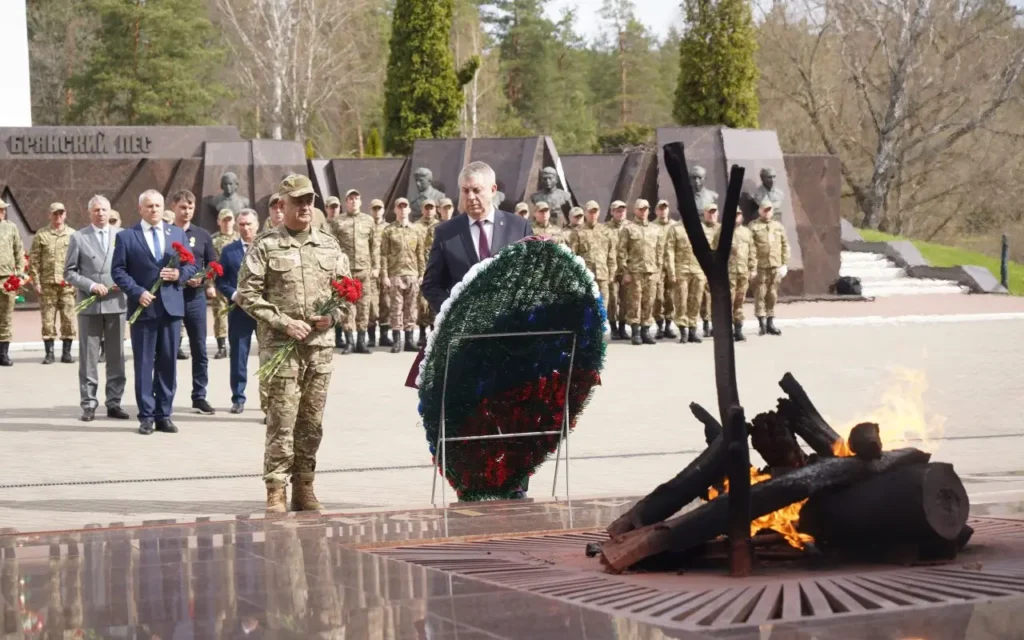 Командующий «Севером» наградил брянских добровольцев на Партизанской поляне