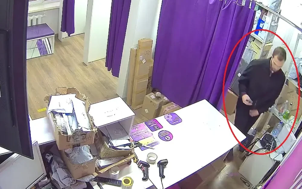 В Брянске сотрудник маркетплейса украл из ПВЗ товаров на 300 тысяч рублей