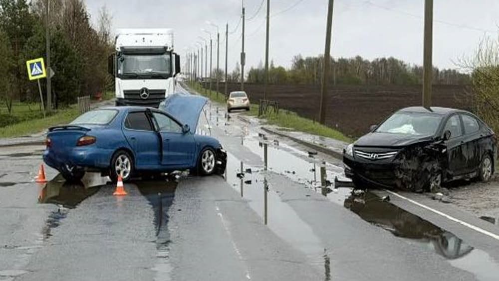 Под Брянском в Мичуринском в ДТП с 2 иномарками пострадали три человека