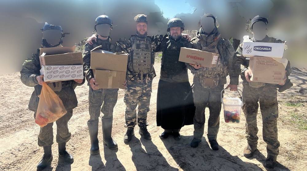 Брянские священники поздравили военных на приграничье с Пасхой Христовой и вручили им церковные награды