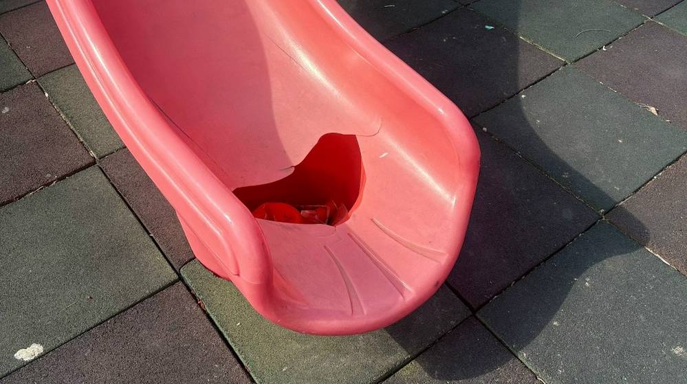 В парке Севска неизвестные дикари разгромили детскую площадку