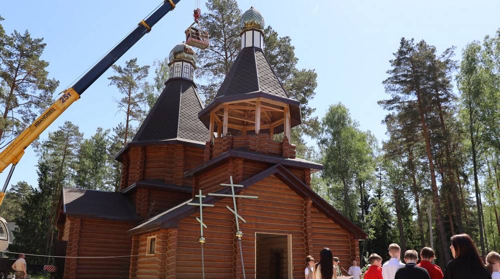 Священник освятил кресты на купола Серафимовского храма